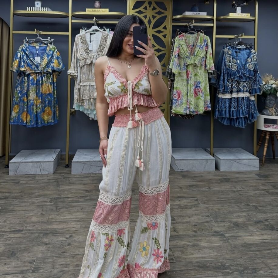 Beyaz pembe detaylı askılı takım