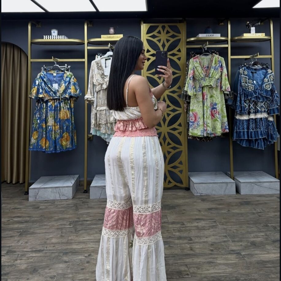 Beyaz pembe detaylı askılı takım