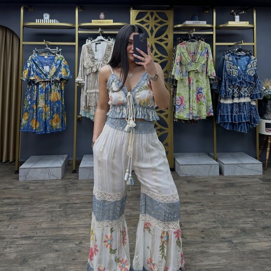 Beyaz mavi detaylı askılı takım